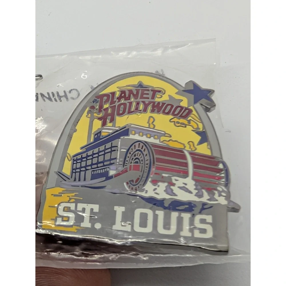 ST LOUIS 1998 YELLOW &‎ RED PADDLEBOAT STEAM SHIP & ARCH PLANET HOLLYWOOD PIN